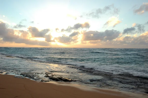 Zonsondergang op het strand in kauai, Hawaï — Stockfoto