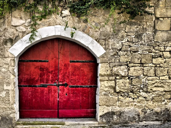 Porta rossa medievale — Foto Stock
