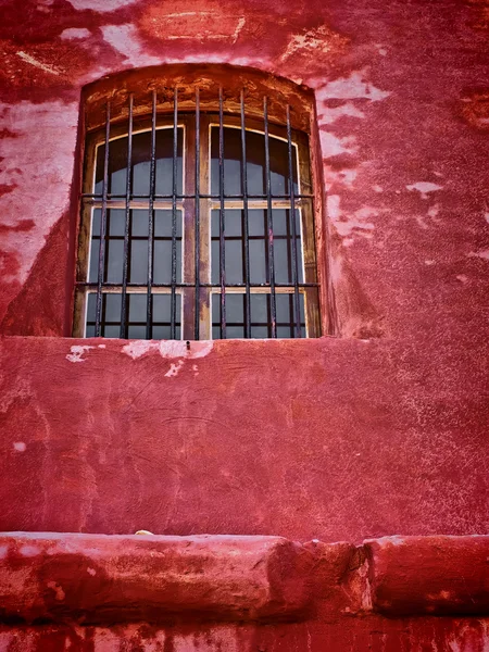 Червона вежа вікно — стокове фото