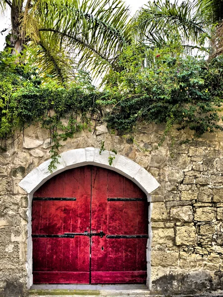 Kırmızı Bahçe kapısı — Stok fotoğraf