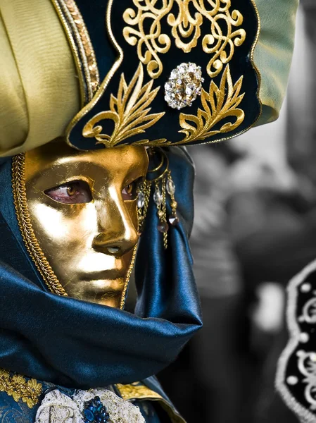 Maskerade i guld — Stockfoto