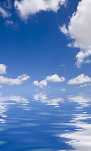 Σύννεφα πάνω από το νερό — Φωτογραφία Αρχείου