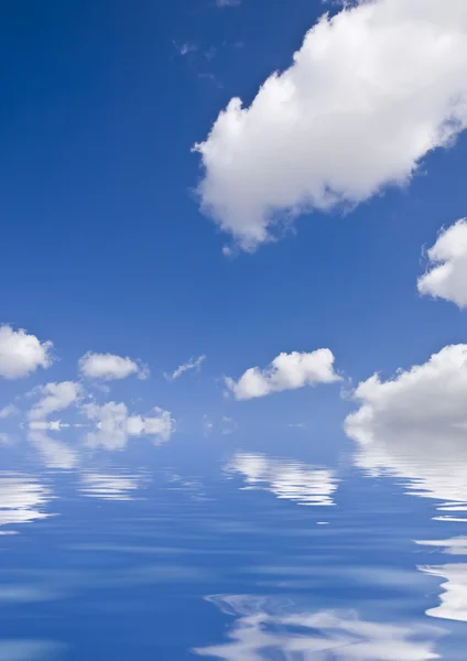 Nuvens sobre a água — Fotografia de Stock