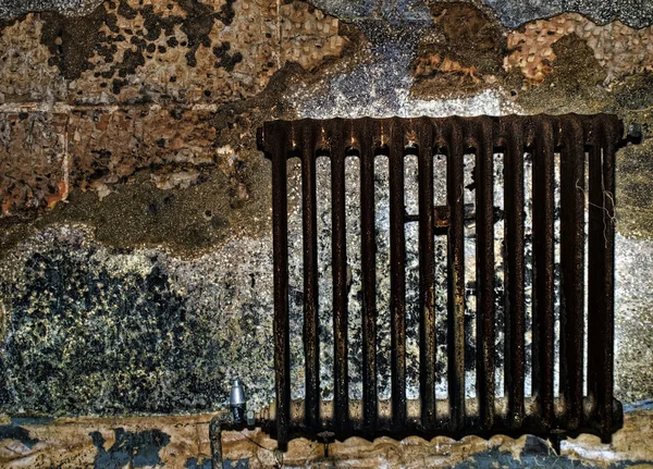 Vecchio riscaldatore del radiatore dell'acqua — Foto Stock