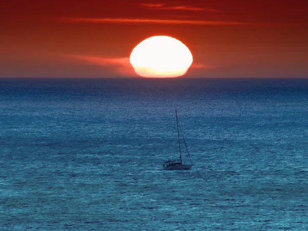 Navegando para o pôr do sol — Fotografia de Stock
