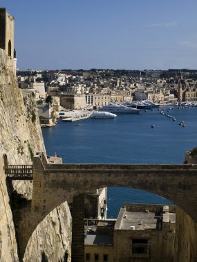 Valletta hendek ve köprü