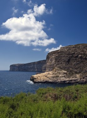 Xlendi uçurumlar