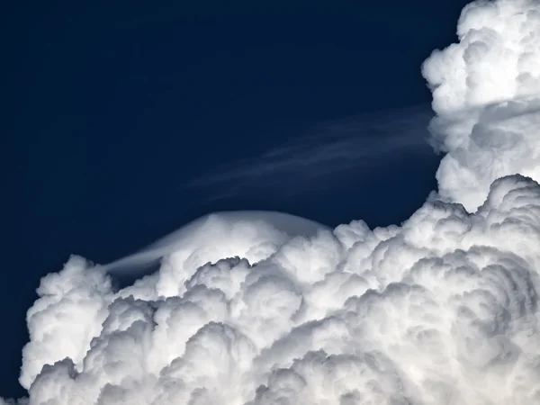 Cumulus et lenticulaire — Photo