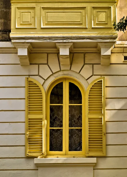 Gele louvered venster — Stockfoto