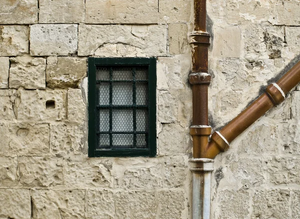 Fenster und Kanalisation — Stockfoto