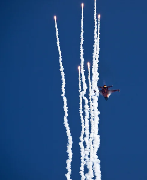 Боротьба Falcon F-16 і спалахів — стокове фото