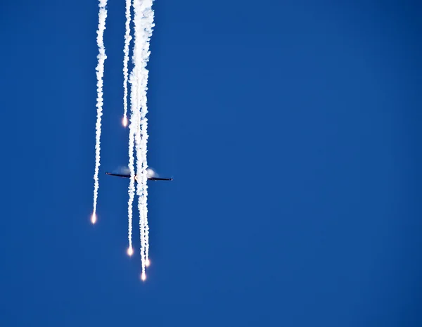 RNLAF F-16 Fighting Falcon and Flares — Stock Photo, Image