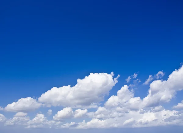 Σύννεφα πάνω από τον γαλάζιο ουρανό — Φωτογραφία Αρχείου