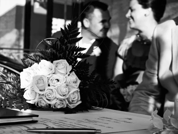 Bouquet nupcial y certificado de matrimonio — Foto de Stock