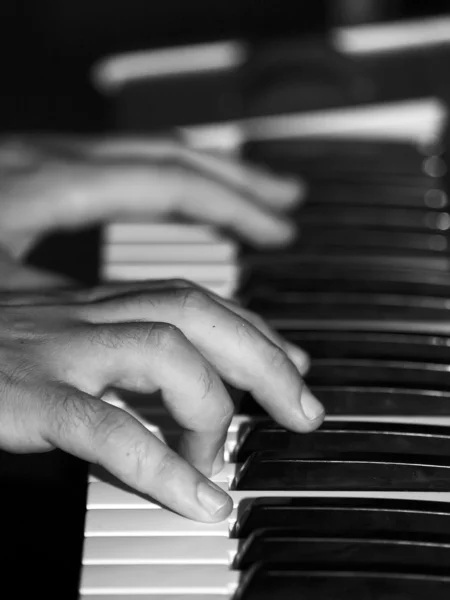 Mãos de piano — Fotografia de Stock