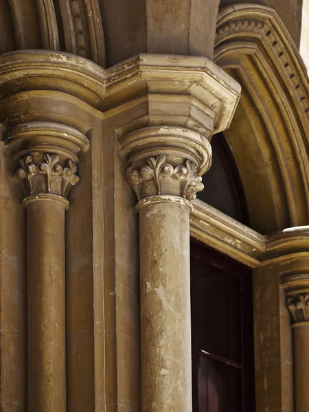 Gótikus oszlopok고딕 양식의 기둥 — 스톡 사진