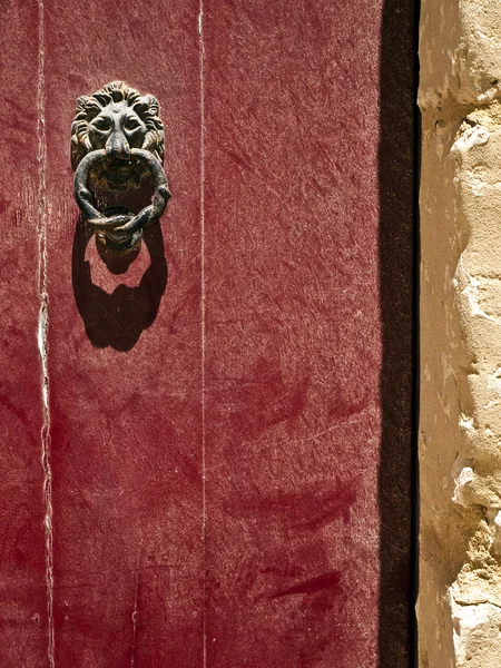 Місті Mdina двері молоток — стокове фото