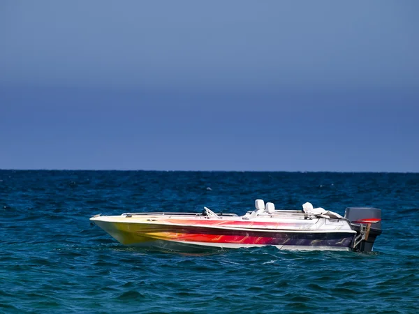 Kleurrijke speedboot — Stockfoto