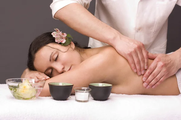 Massaggiatore gettins massaggio bella donna — Foto Stock