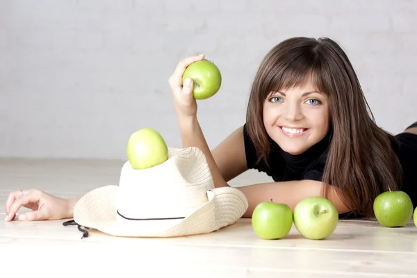 Schönes lächelndes Mädchen mit grünen Äpfeln — Stockfoto