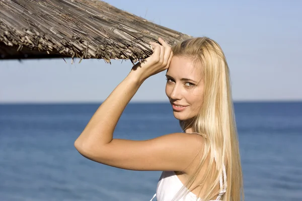 Vacker blondin på en strand — Stockfoto