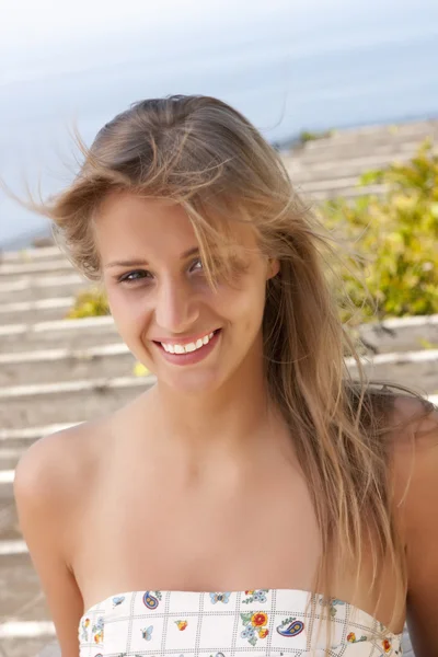 Retrato de close-up de uma jovem feliz — Fotografia de Stock