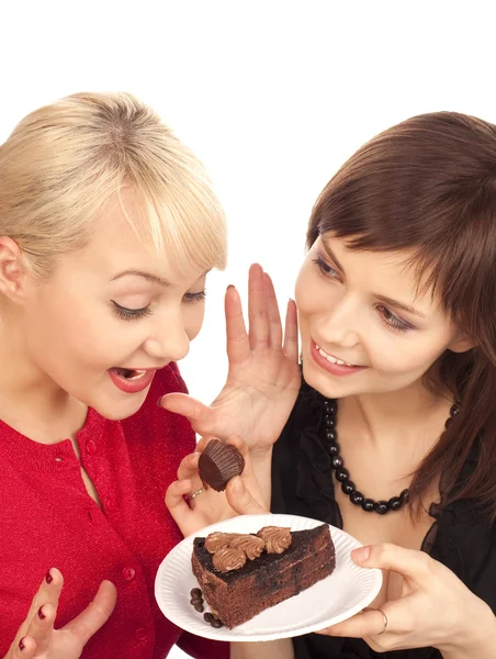 Mujeres con un pastel de chocolate — Foto de Stock