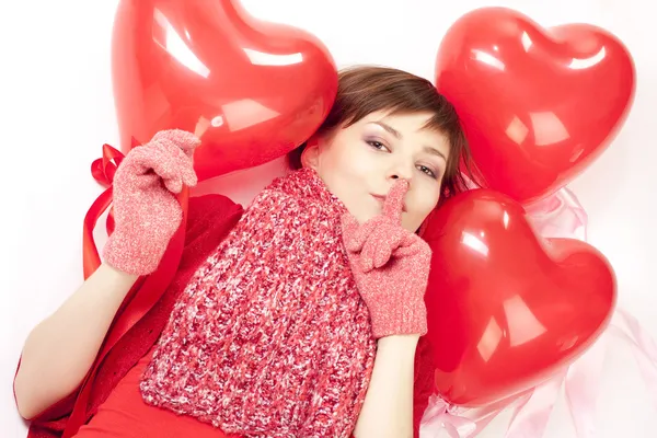 Kadın kırmızı kalp balon ile — Stok fotoğraf