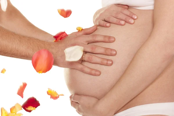 Mãos em um estômago da mulher grávida — Fotografia de Stock