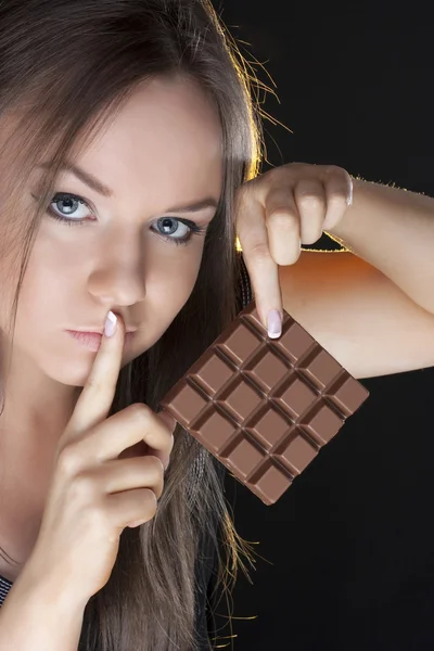 Hermosa chica con un chocolate —  Fotos de Stock