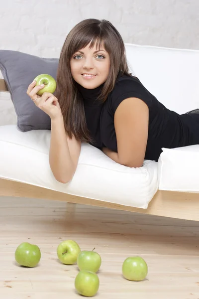 Vackra leende flicka med gröna äpplen — Stockfoto