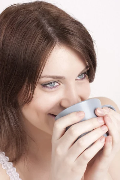 Woman drinks coffee or tea — Stock Photo, Image
