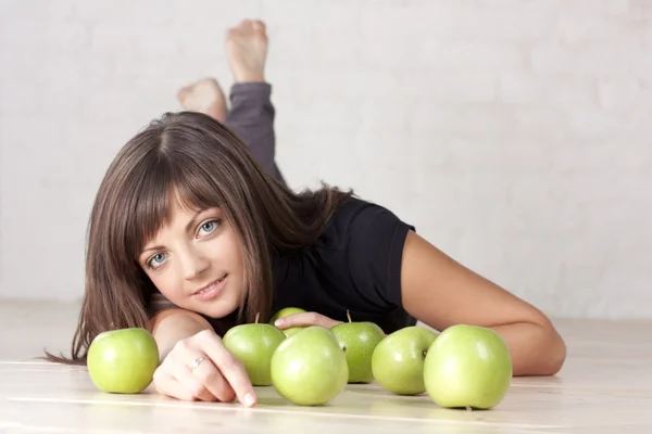 Szép, mosolygós lány zöld almával — Stock Fotó