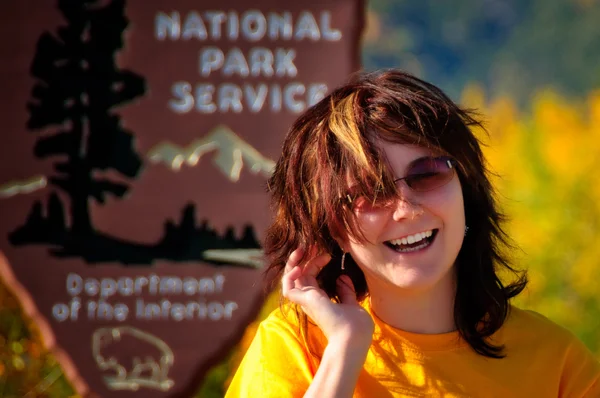 Boldog lány az nemzeti park Stock Fotó