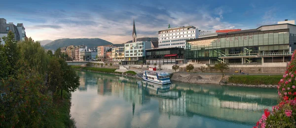 Városképet gazdagító épületnek szánták a folyó, villach, Ausztria Stock Kép