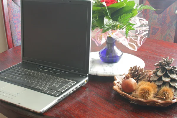 Laptop op tafel — Stockfoto