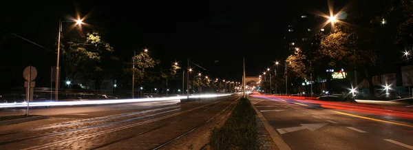 Staden på natten, trafik Stockbild