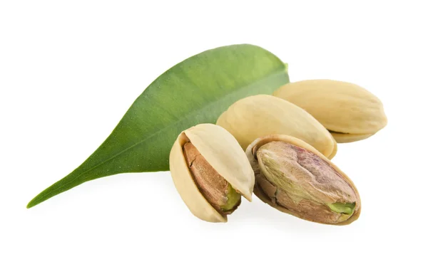 Pimpernoten (pistaches) en een groen blad — Stockfoto