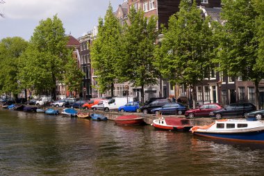 Canlı yansımaları, Hollanda ile alacakaranlıkta Amsterdam kanal evleri