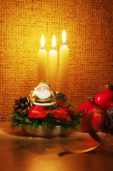 蜡烛光中的圣诞老人 — 图库照片
