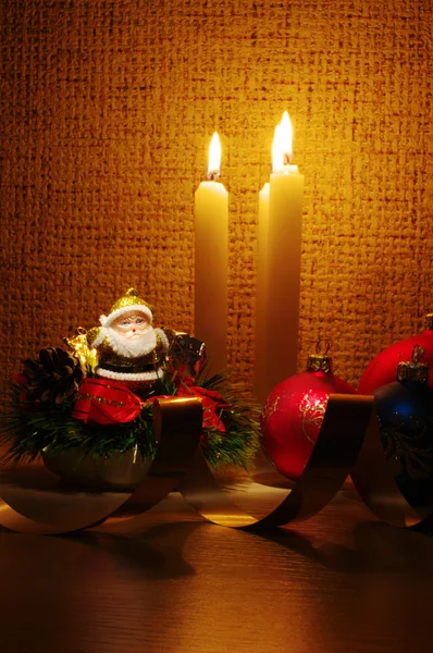 Weihnachtsmann im Kerzenschein — Stockfoto