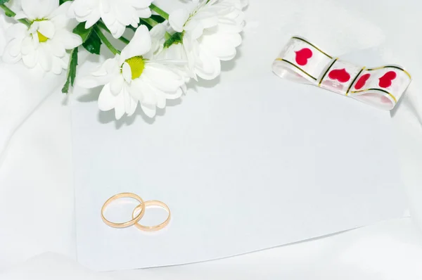 흰 꽃과 결혼 반지. — 스톡 사진
