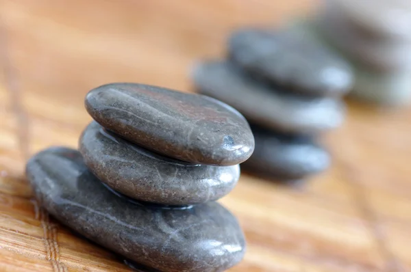 Glänzende Zen-Steine mit Wasser — Stockfoto