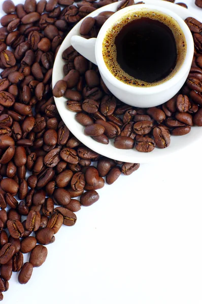 Taza de café y grano en blanco — Foto de Stock
