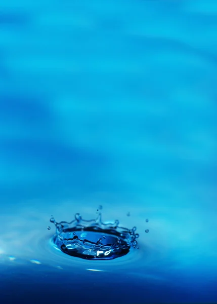 La gota de agua, cae hacia abajo ... — Foto de Stock