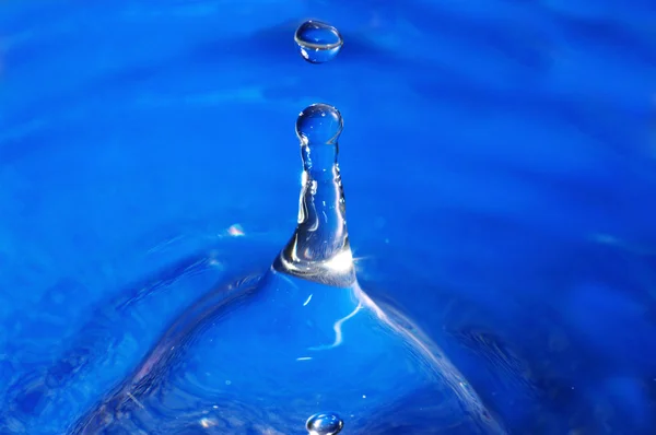 La gota de agua, cae hacia abajo ... — Foto de Stock