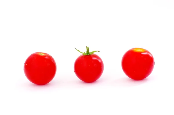 Mogna röda tomater på den vita bakgrunden — Stockfoto