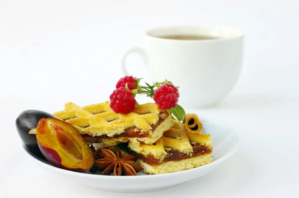 Té caliente y pastel con fruta — Foto de Stock