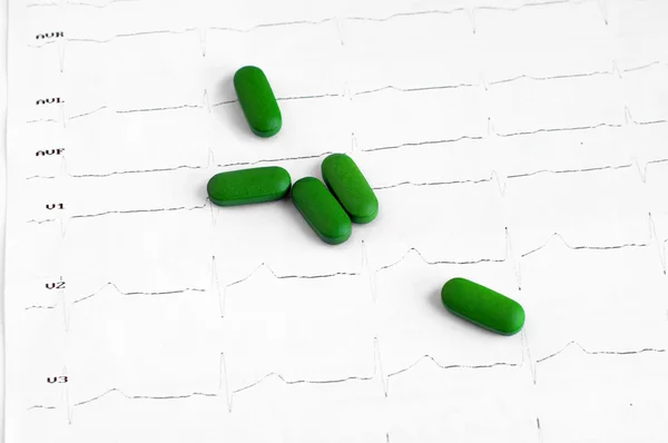 Grafico Ecg con pillole a base di erbe — Foto Stock