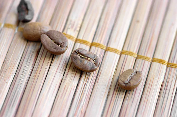 棕垫背景上的咖啡豆 — 图库照片